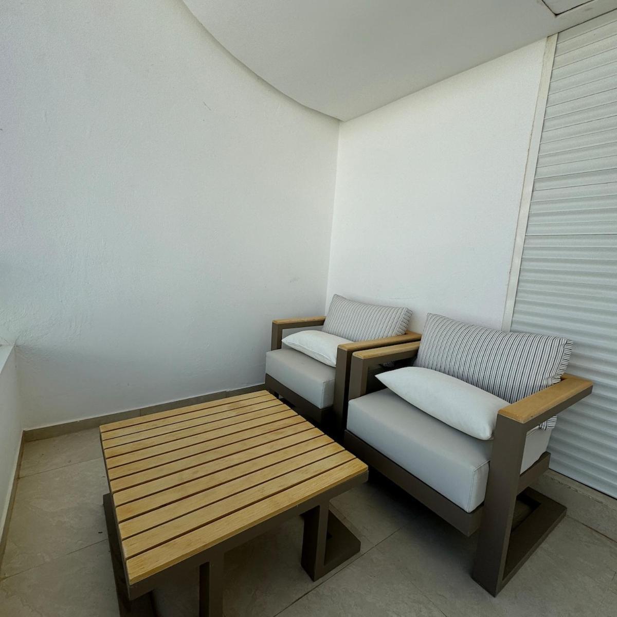 Beachside, Pool Access In Appartement *